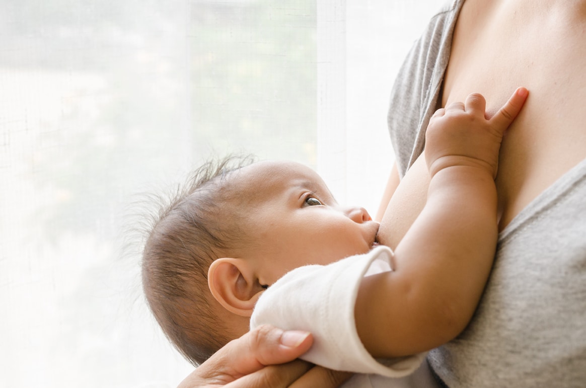 Почему новорождённый ребёнок плачет и извивается после кормления грудным молоком